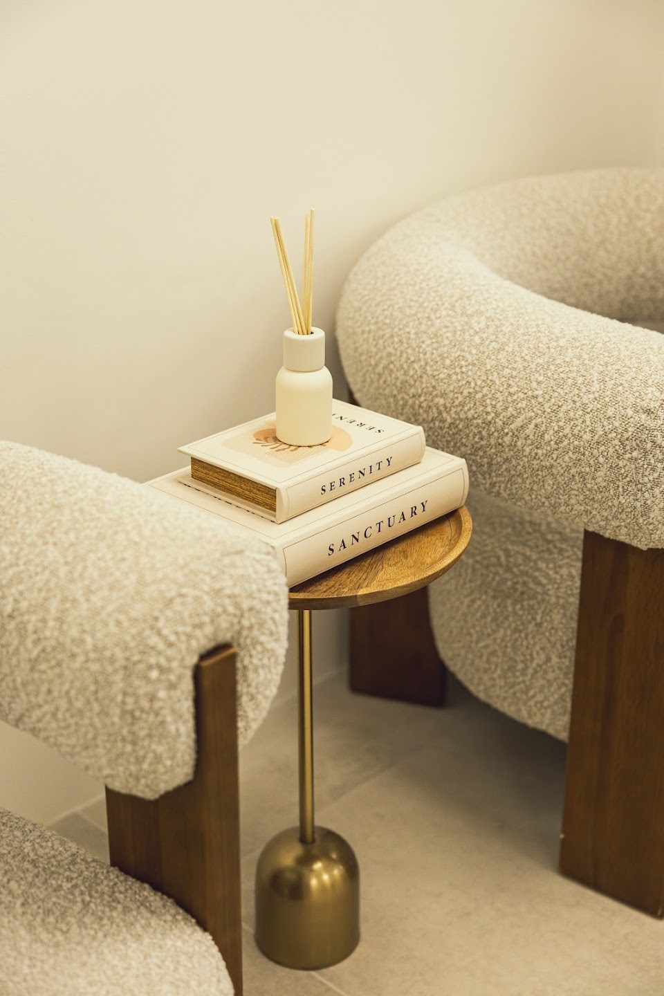 Cream bouclé armchairs and a side table in the Suukkosan salon