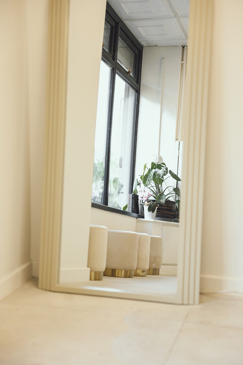 A full-length mirror and window in the Suukkosan salon