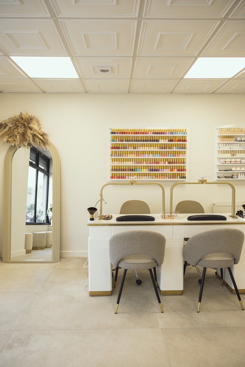 Nail desks with an arched mirror and pampas grass at Suukkosan
